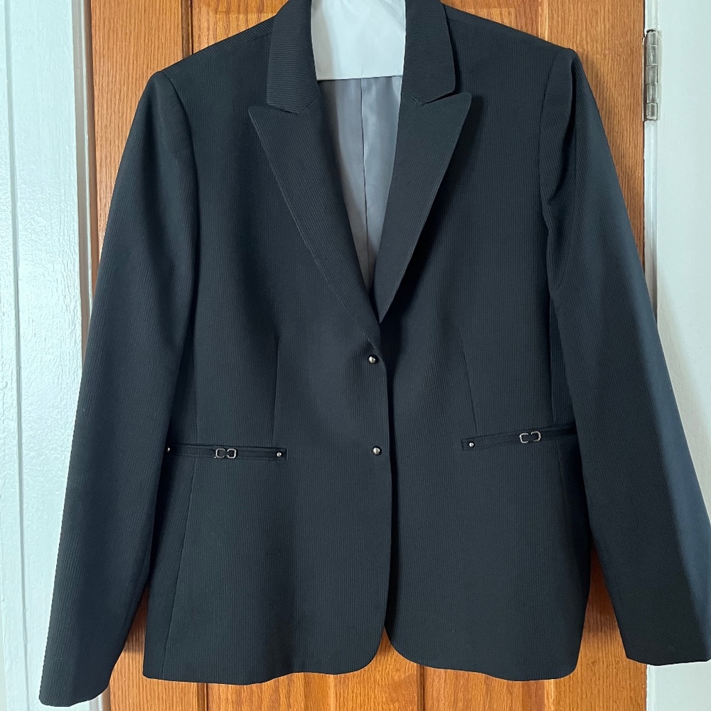 Tahari 2 piece black/grey pants suit size 16